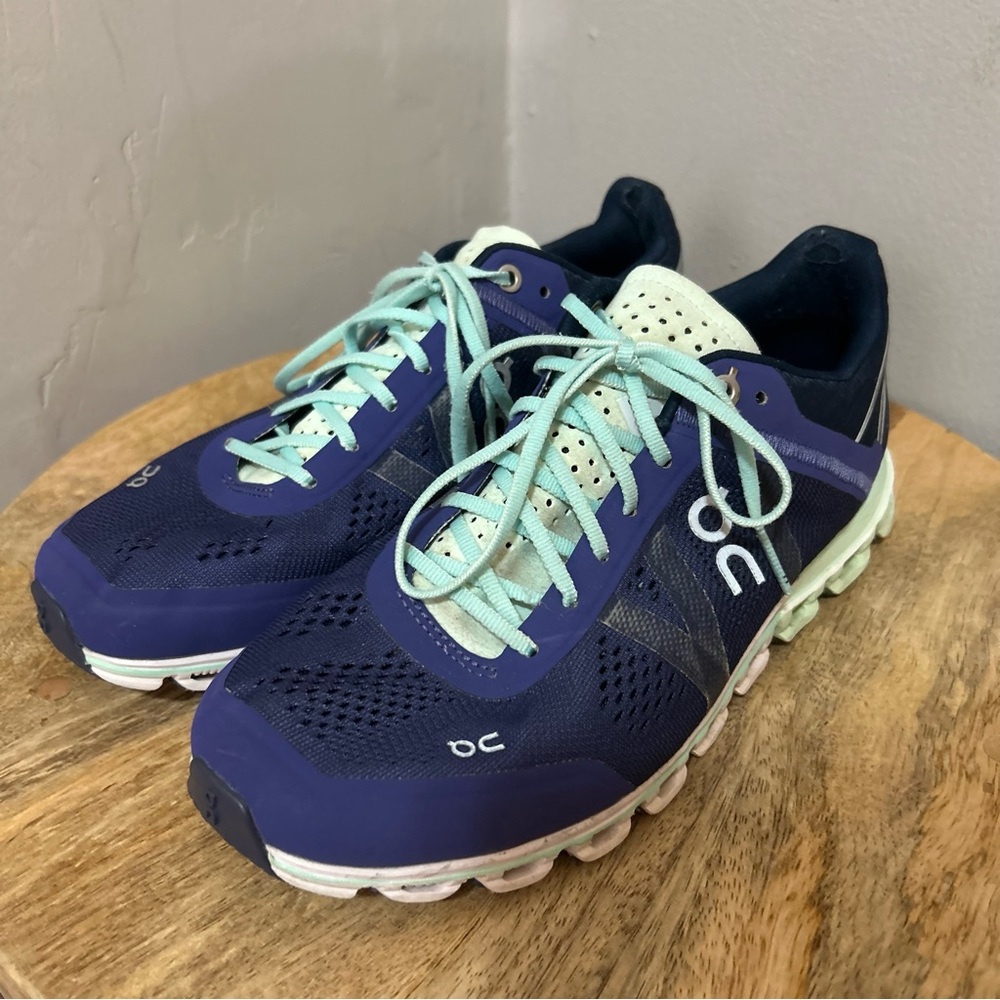 On Cloudflow Women’s Running Shoe Sz 7